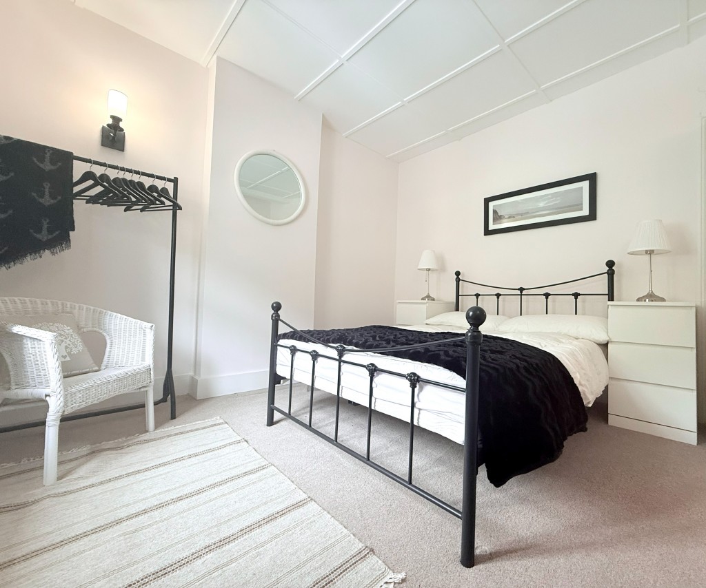 Lot: 159 - THREE-BEDROOM COTTAGE CLOSE TO TOWN CENTRE AND SEAFRONT - The Second Bedroom